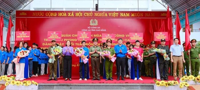 Lãnh đạo các đơn vị tặng hoa đội xung kích.