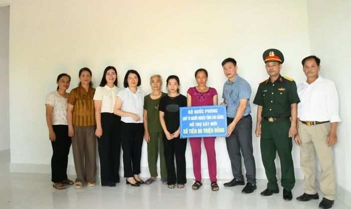 Lãnh đạo UBND, Ủy ban MTTQ phường trao kinh phí từ nguồn Bộ Quốc phòng hỗ trợ cho gia đình anh Nguyễn Văn Thịnh, Tổ dân phố 5.