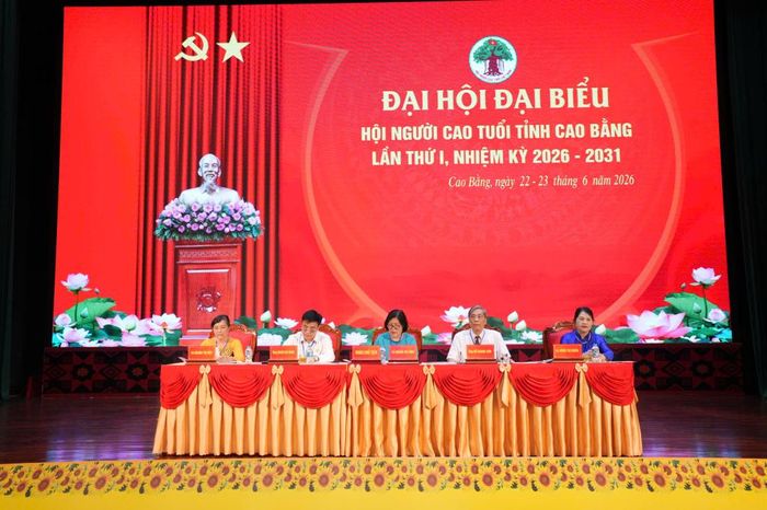 Đoàn Chủ tịch điều hành đại hội.