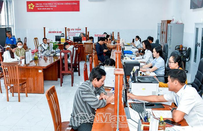 Bên cạnh việc nâng cao chất lượng chuyên môn, các trung tâm phục vụ hành chính công đặc biệt quan tâm đến việc xây dựng môi trường công sở thân thiện, văn minh.