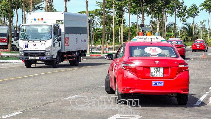 Sau khi bỏ bài thi mô phỏng, quãng đường sát hạch đường trường tối thiểu cũng được đề xuất tăng từ 2 km lên 5 km để thí sinh thực hiện kỹ năng xử lý các tình huống giao thông.