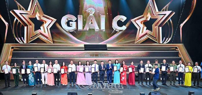 Nhà báo Trịnh Hồng Nhi, Báo và phát thanh, truyền hình Cà Mau (thứ 2 từ phải sang) đại diện nhóm tác giả tác phẩm “Đời sống cũ ở xã Nông thôn mới” nhận Giải C tại Giải Báo chí Quốc gia lần thứ XX.