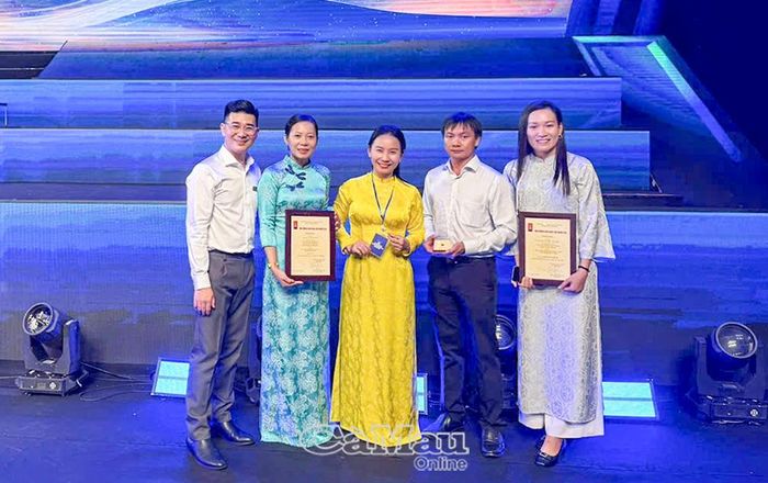 Hai nhóm tác giả thuộc Báo và phát thanh, truyền hình Cà Mau đoạt Giải Báo chí Quốc gia năm 2026 tham dự Lễ trao Giải Báo chí Quốc gia lần thứ XX tại thành phố Hải Phòng.