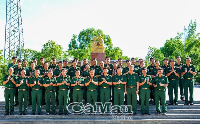 Cán bộ, chiến sĩ được giáo dục truyền thống tại khu tượng đài Bác Hồ với chiến sĩ Biên phòng.