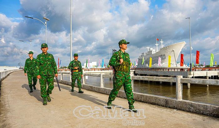  Cán bộ, chiến sĩ Đồn Biên phòng Sông Đốc tuần tra bảo vệ vững chắc chủ quyền an ninh biên giới.