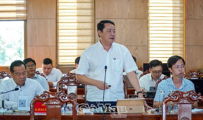 Phó Giám đốc Sở Nông nghiệp và Môi trường Bùi Tứ Hải chia sẻ mô hình tích hợp công nghệ GIS và viễn thám trong quản lý, giám sát.