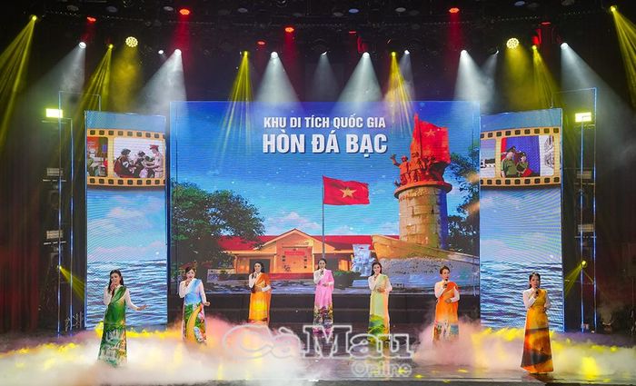 Tiết mục tốp ca nữ “Nơi sóng hát về anh” - sáng tác mới ca ngợi chiến công hiển hách của lực lượng An ninh nhân dân trong Chiến thắng Kế hoạch phản gián CM12.