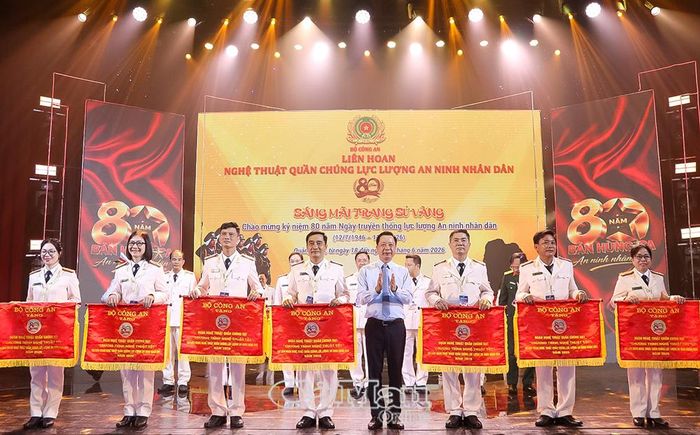 Đại diện Đoàn Nghệ thuật quần chúng Công an tỉnh Cà Mau (thứ hai, từ trái sang) nhận Cờ của Bộ Công an về thành tích giải B toàn đoàn có chương trình Nghệ thuật quần chúng tốt.