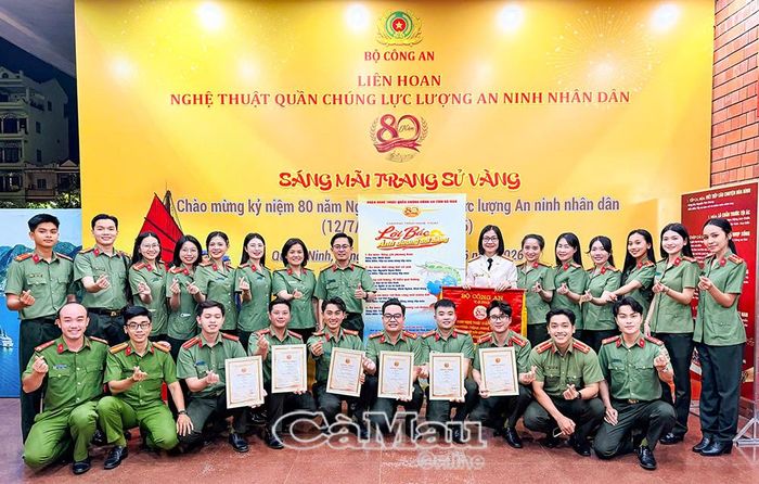  Đoàn Nghệ thuật quần chúng Công an tỉnh Cà Mau chụp ảnh lưu niệm tại lễ tổng kết, bế mạc và trao giải Liên hoan tối 21/6/2026.
