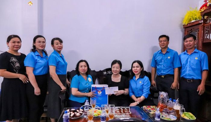 Đoàn công tác trao quà hỗ trợ bà Lâm Tuyết Hận từ chương trình “Những món quà từ Đại hội XIV Công đoàn Việt Nam”.