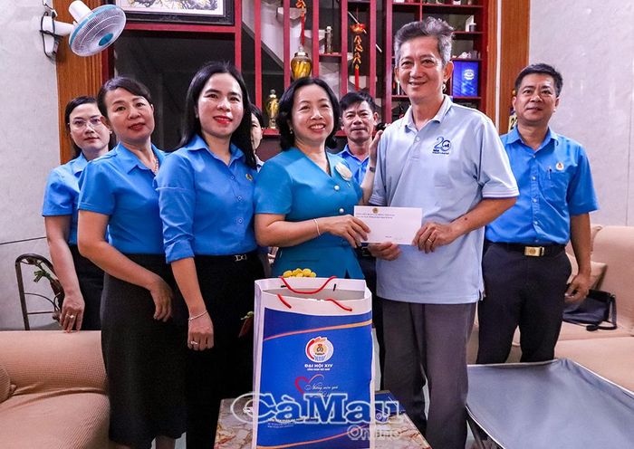 Đồng chí Thái Thu Xương cùng đoàn công tác trao quà cho ông Đỗ Hữu Trọng, đoàn viên Công đoàn cơ sở Công ty Cổ phần Dược Minh Hải.