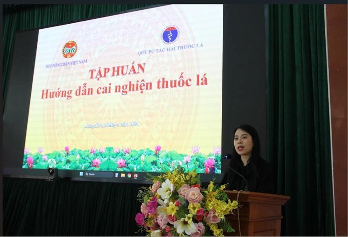 Cán bộ chuyên môn tập huấn hướng dẫn cai nghiện thuốc lá. Ảnh: ST