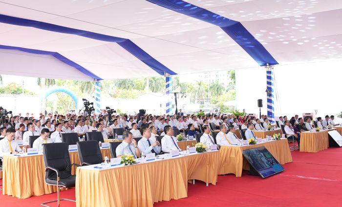 Thủ tướng Chính phủ Lê Minh Hưng cùng các đại biểu tham dự Lễ khởi công tại điểm cầu phường Việt Hưng. Ảnh: PV