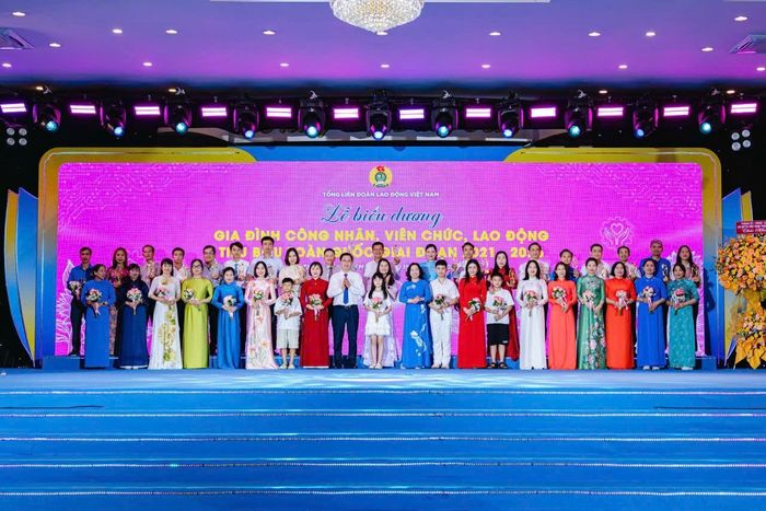 Biểu dương các gia đình công nhân, viên chức, lao động tiêu biểu toàn quốc