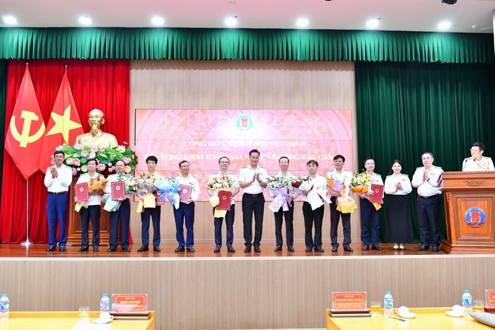 Tổng Kiểm toán nhà nước Nguyễn Hữu Nghĩa và các Phó Tổng Kiểm toán nhà nước Hà Thị Mỹ Dung, Doãn Anh Thơ, Trần Minh Khương trao Quyết định điều động, bổ nhiệm cho 9 công chức lãnh đạo cấp Vụ được điều động, bổ nhiệm. Ảnh: NGUYỄN LY