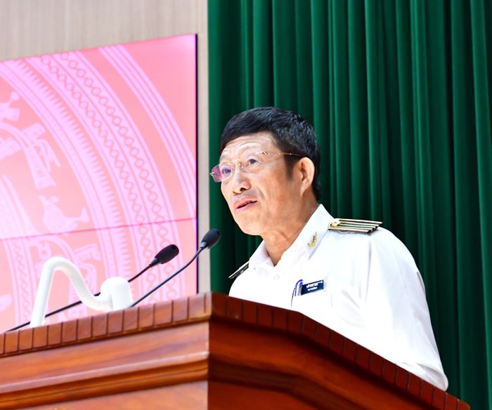 Vụ trưởng Vụ Tổ chức cán bộ Đỗ Văn Tạo công bố các Quyết định điều động, bổ nhiệm đối với 9 công chức lãnh đạo cấp Vụ. Ảnh: NGUYỄN LY