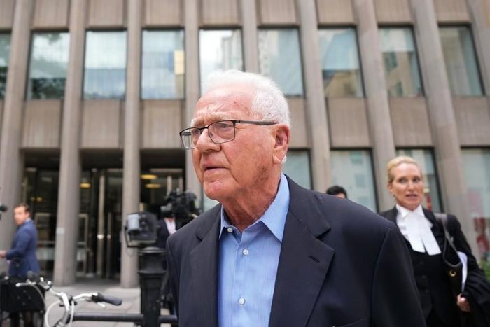 Ông Frank Stronach khi rời tòa án. Ảnh: WSJ