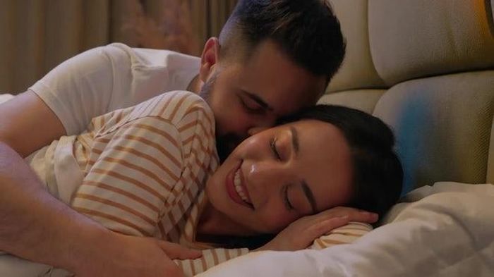 Không phải hoa hay quà, đây mới là cách giúp nhiều cặp vợ chồng "giữ lửa" chuyện chăn gối. Ảnh minh họa: Internet