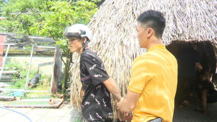 Bắt đối tượng Trần Văn Giàu (áo đen).
