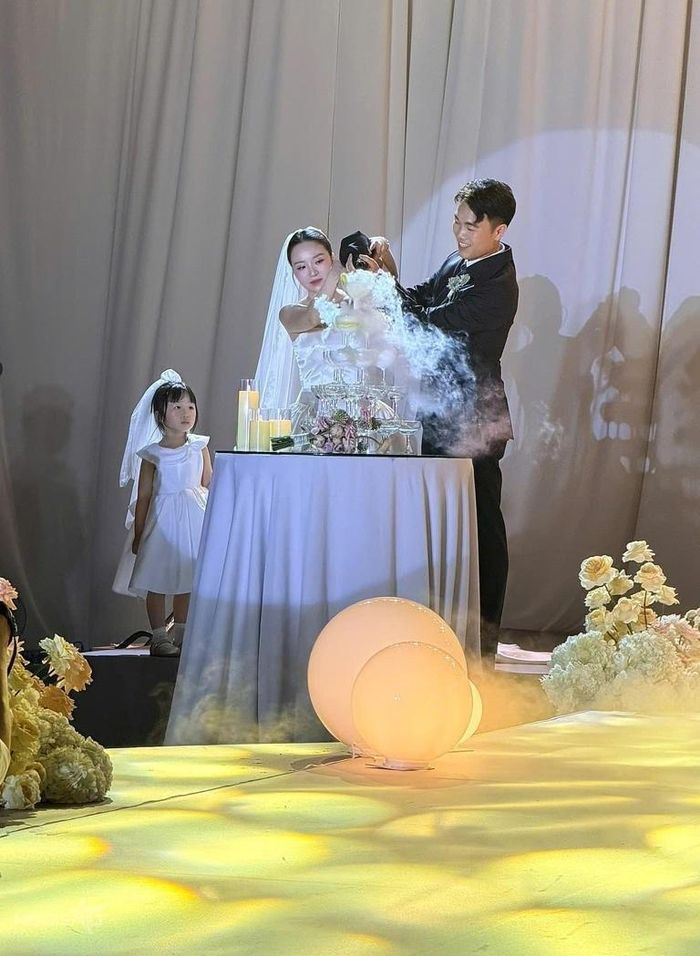 Vợ chồng Xuân Trường trong đám cưới. Ảnh Ngôi sao