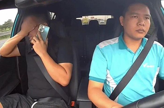 Người đàn ông suy sụp khi nghe gia đình báo tin dữ.