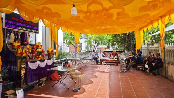 Đám tang chị N.T.N. và con gái được tổ chức trong sự tiếc thương của người thân, làng xóm. (Ảnh: VietNamNet)