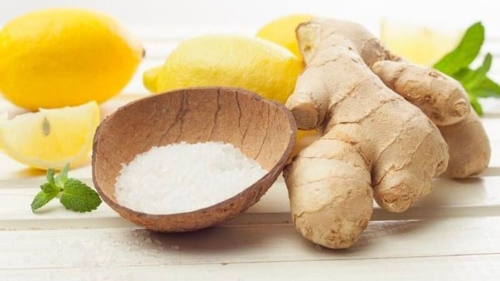 Dùng muối hoặc gừng để hạn chế bắn dầu. Ảnh minh họa.