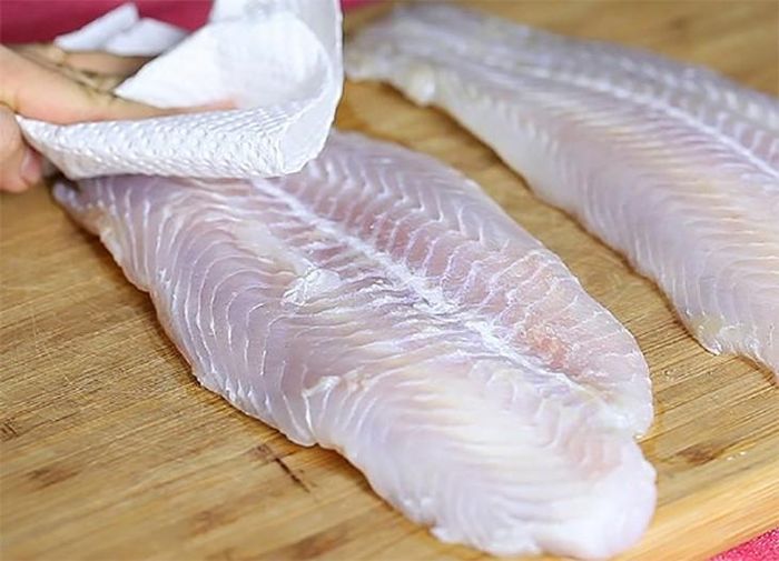 Làm khô nguyên liệu trước khi rán. Ảnh minh họa.