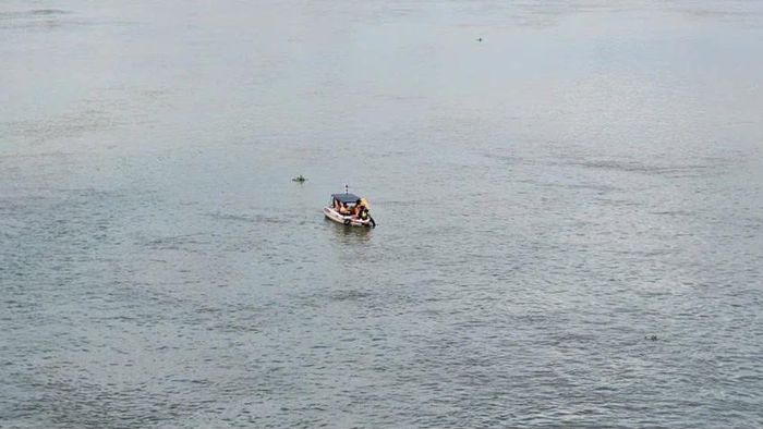 Lực lượng chức năng tìm kiếm nạn nhân dưới sông Đồng Nai. Ảnh: VŨ HỘI.