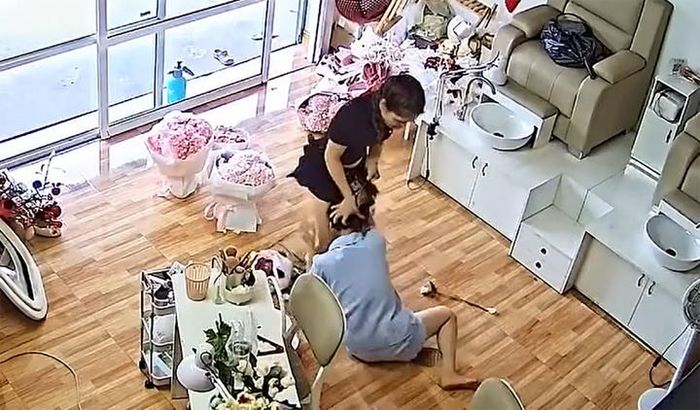 Cô gái bị bạn túm tóc kéo lê dưới sàn nhà. (Ảnh cắt từ clip)