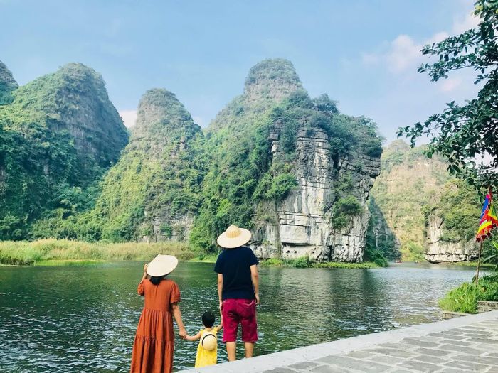 Khung cảnh non nước hữu tình tại Tràng An mang đến trải nghiệm khám phá nhẹ nhàng cho cả gia đình.