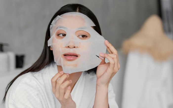 Mặt nạ giấy được sử dụng phổ biến nhờ tính tiện lợi và khả năng cấp ẩm nhanh