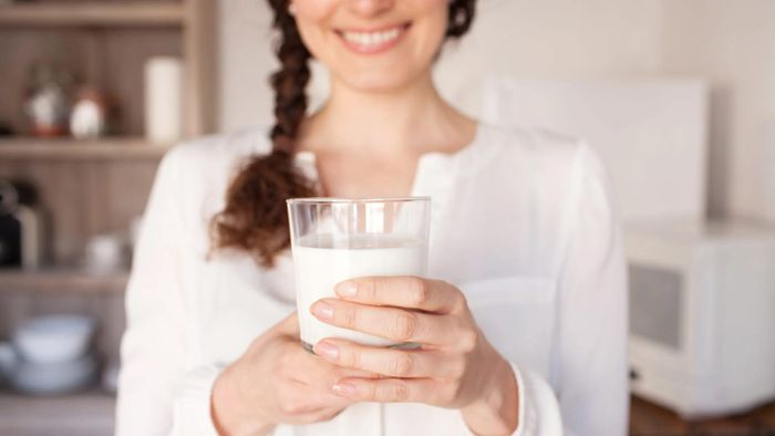 Vitamin E trong sữa hạnh nhân giúp làm dịu cảm giác bỏng rát, hỗ trợ phục hồi các tế bào da