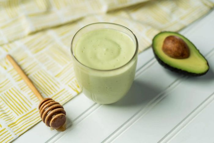 Bơ chứa nhiều chất béo tốt, vitamin E và hợp chất chống oxy hóa glutathione