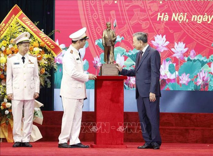 Tổng Bí thư, Chủ tịch nước Tô Lâm tặng bức tượng Chủ tịch Hồ Chí Minh cho Học viện An ninh nhân dân. Ảnh: Thống Nhất - Phạm Kiên/TTXVN