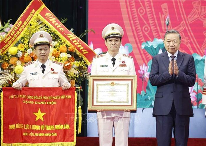 Tổng Bí thư, Chủ tịch nước Tô Lâm trao Danh hiệu Anh hùng Lực lượng vũ trang nhân dân tặng Học viện An ninh nhân dân. Ảnh: Thống Nhất/TTXVN