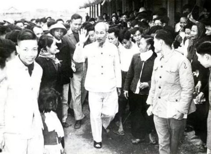 Bác sĩ Trần Hữu Nghiệp - Hiệu trưởng Trường Cán bộ Y tế (đi sau Chủ tịch Hồ Chí Minh) đón Chủ tịch Hồ Chí Minh đến dự Hội nghị Tổng kết công tác Y tế tổ chức tại trường năm 1956. Ảnh: TL