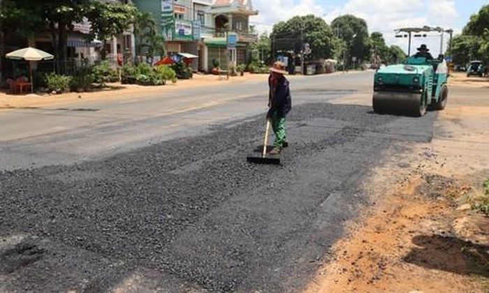 Các đoạn hư hỏng mặt được được phủ lớp nhựa mới.