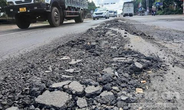 QL19 đoạn qua xã Đăk Đoa xuất hiện sình lún.