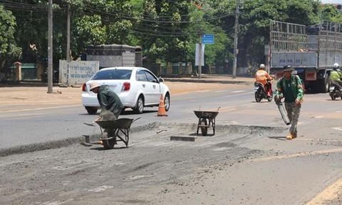 Đoạn qua xã Đăk Đoa hư hỏng xảy ra nhiều vị trí.