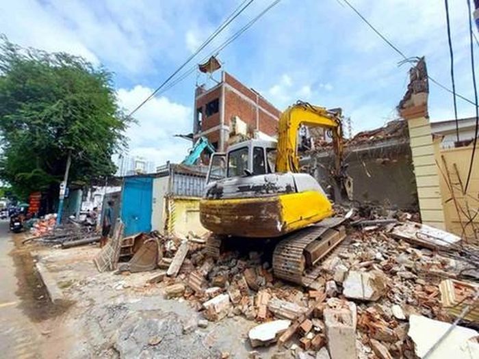 Người dân huy động máy xúc để tháo dỡ nhà