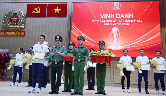 Trung tướng Mai Hoàng trao tặng giấy khen và hoa chúc mừng HLV Phùng Thanh Phương, Đội trưởng Nguyễn Tiến Linh