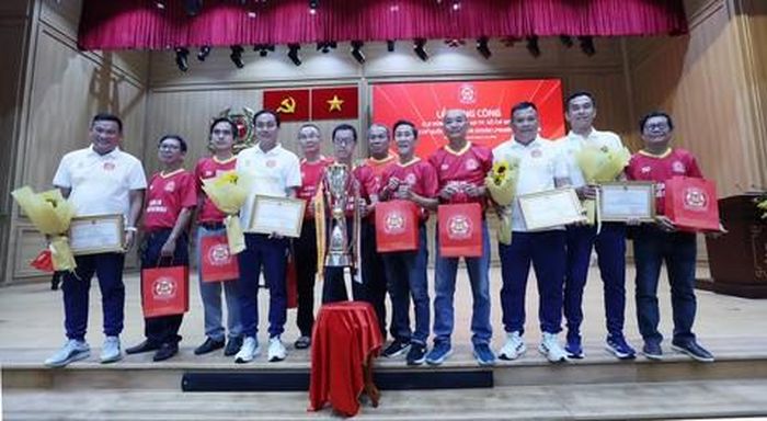 Ban huấn luyện CLB Công an TPHCM chụp ảnh lưu niệm cùng các cổ động viên