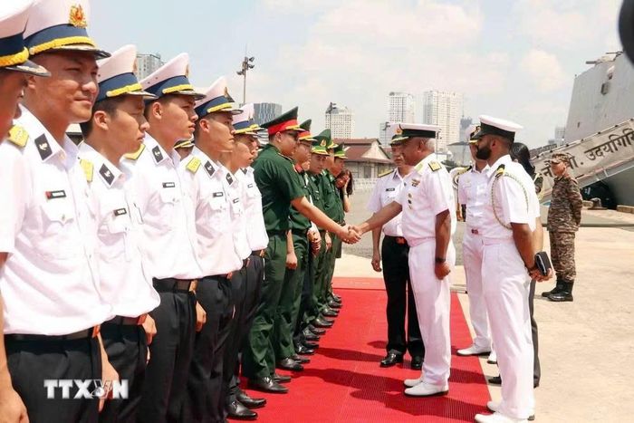 Lực lượng chức năng Việt Nam đón Chuẩn Đô đốc Alok Ananda (phải), Tư lệnh Hạm đội Miền Đông Hải quân Ấn Độ. (Ảnh: Xuân Khu/TTXVN)