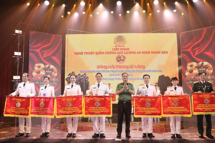 Thứ trưởng Phạm Thế Tùng trao Giải A toàn đoàn tặng các đoàn nghệ thuật quần chúng đạt chương trình nghệ thuật xuất sắc