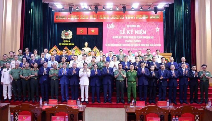 Các đồng chí lãnh đạo và đại biểu dự Lễ kỷ niệm