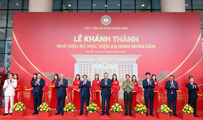 Các đồng chí lãnh đạo và đại biểu cắt băng khánh thành Nhà hiệu bộ Học viện ANND.