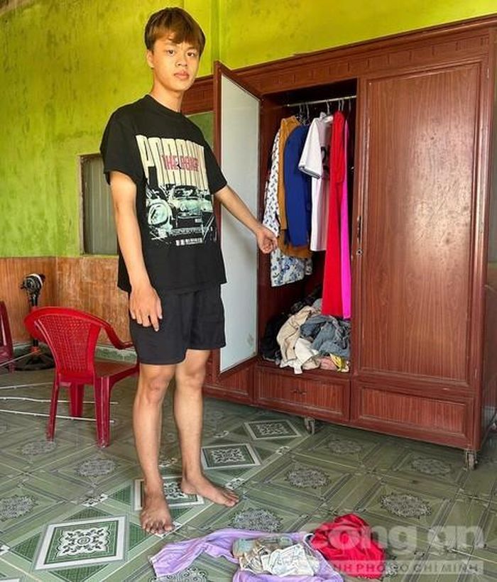 Văn Hồng Nhân cùng tang vật và chiếc tủ quần áo nơi cất giấu tài sản trộm cắp được.