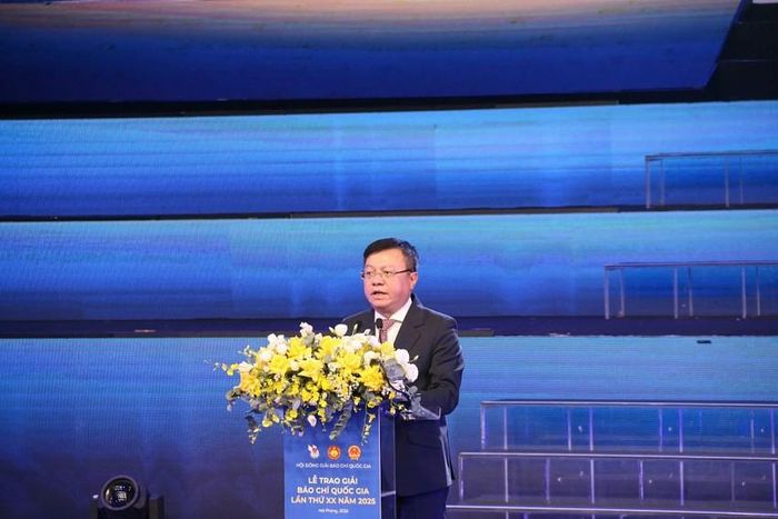Ông Lê Quốc Minh, Ủy viên Trung ương Đảng, Tổng Biên tập Báo Nhân Dân, Phó Trưởng Ban Tuyên giáo và Dân vận Trung ương, Chủ tịch Hội Nhà báo Việt Nam phát biểu tại buổi lễ trao giải.