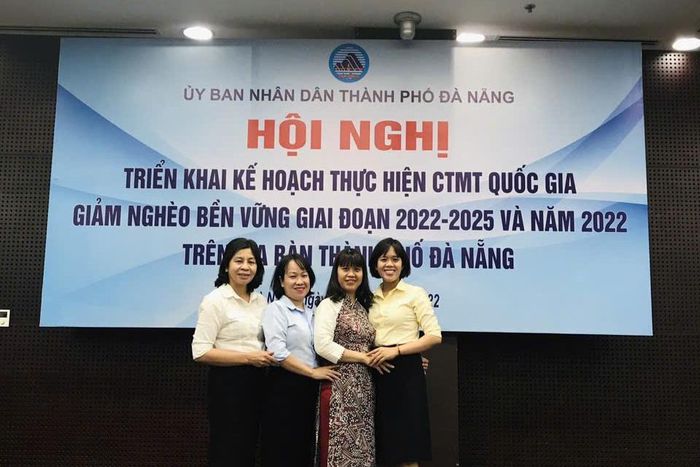 Bà Nguyễn Thị Kim Phượng (thứ tư từ phải sang) cùng tập thể cán bộ tham dự Hội nghị triển khai Chương trình giảm nghèo bền vững, dấu ấn cho hành trình bền bỉ kết nối chính sách với thực tiễn đời sống người dân.